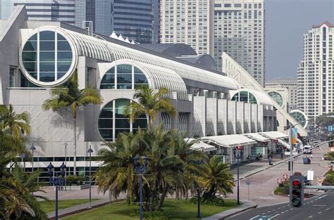 las vegas convention center luggage storage